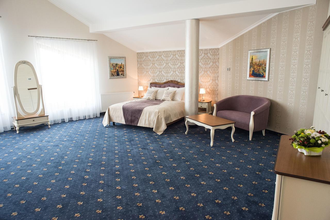 Shato Hotel Chervonograd Esterno foto